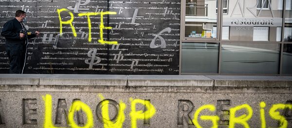 Mужчина чистит стену национального армянского Мемориального центра в Децин-Шарпье (1 ноября 2020). Лион - Sputnik Армения