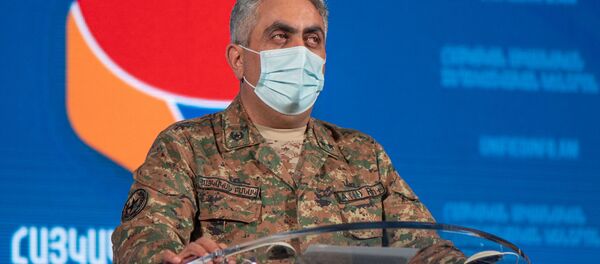 Представитель министерства обороны Армении Арцрун Ованнисян во время брифинга в Едином информационном центре (2 ноября 2020). Еревaн - Sputnik Армения