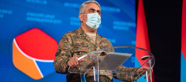 Представитель министерства обороны Армении Арцрун Ованнисян во время брифинга в Едином информационном центре (2 ноября 2020). Еревaн - Sputnik Армения