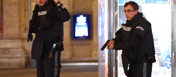 Вооруженные австрийские полицейские остановили движение транспорта в пешеходной и торговой зоне Вены после стрельбы в центре города (2 ноября 2020). Австрия - Sputnik Армения