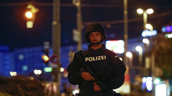 Вооруженные австрийские полицейские остановили движение транспорта в пешеходной и торговой зоне Вены после стрельбы в центре города (2 ноября 2020). Австрия - Sputnik Արմենիա