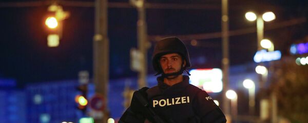 Вооруженные австрийские полицейские остановили движение транспорта в пешеходной и торговой зоне Вены после стрельбы в центре города (2 ноября 2020). Австрия - Sputnik Армения