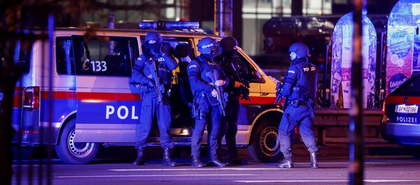 Вооруженные австрийские полицейские остановили движение транспорта в пешеходной и торговой зоне Вены после стрельбы в центре города (2 ноября 2020). Австрия - Sputnik Արմենիա