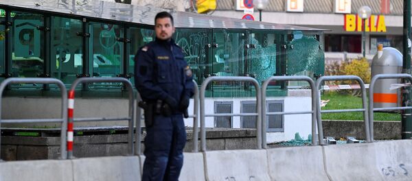 Полицейский стоит на страже после перестрелки в Вене (3 ноября 2020). Австрия - Sputnik Արմենիա