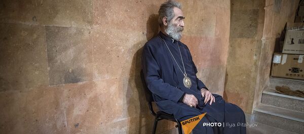 Предводитель Арцахской епархии Армянской Апостольской Церкви архиепископ Паргев Мартиросян в бомбоубежище Предводитель Арцахской епархии Армянской Апостольской Церкви архиепископ Паргев Мартиросян в бомбоубежище - Sputnik Արմենիա