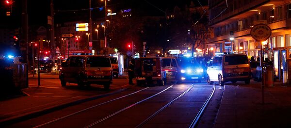 Полиция заблокировала улицу недалеко от площади Шведенплац после стрельбы в Вене (2 ноября 2020). Австрия - Sputnik Արմենիա