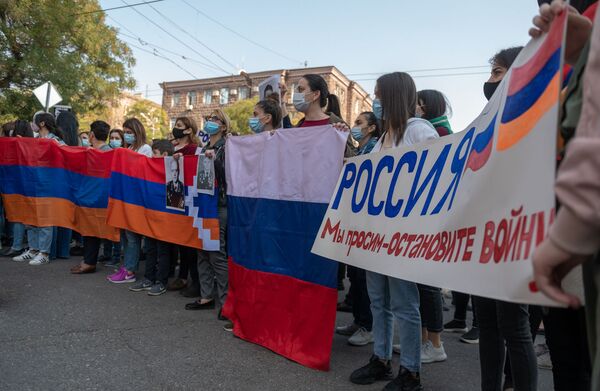 Միասին ահաբեկչության դեմ. արցախցի կանայք ՌԴ դեսպանատան մոտ ակցիա են անցկացրել - Sputnik Արմենիա