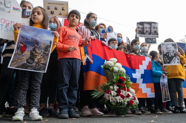 Միասին ահաբեկչության դեմ. արցախցի կանայք ՌԴ դեսպանատան մոտ ակցիա են անցկացրել - Sputnik Արմենիա