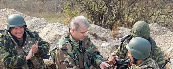 Директор СНБ Карабаха Камо Агаджанян вручил Норайру Мирзояну погоны генерал-майора прямо на боевой позиции Директор СНБ Карабаха Камо Агаджанян вручил Норайру Мирзояну погоны генерал-майора прямо на боевой позиции - Sputnik Արմենիա