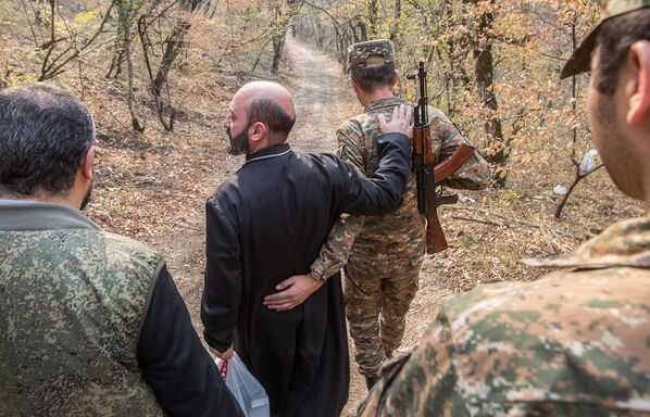 Տեր Արիստակես քահանա Հովհաննիսյանը զինծառայողների մկրտության արարողություն է անցկացնում առաջնագծից ոչ հեռու (2 նոյեմբերի, 2020թ.). Արցախ - Sputnik Արմենիա