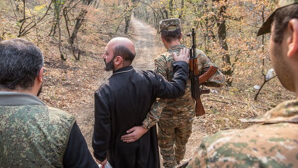 Иерей Аристакес Оганнисян проводит обряд крещения военнослужащих недалеко от передовой линии (2 ноября 2020). Карабах - Sputnik Армения