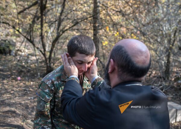 Иерей Аристакес Оганнисян проводит обряд крещения военнослужащих недалеко от передовой линии (2 ноября 2020). Карабах - Sputnik Армения