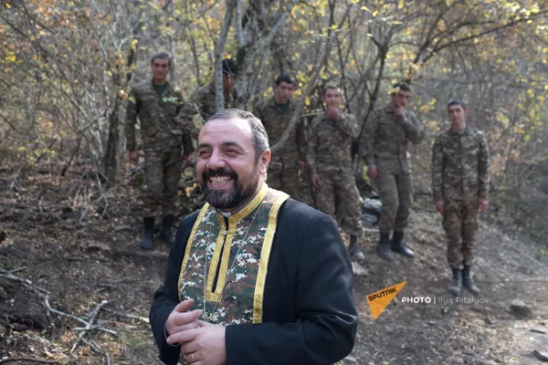 Иерей Себеос Галачян проводит обряд крещения военнослужащих недалеко от передовой линии (2 ноября 2020). Карабах