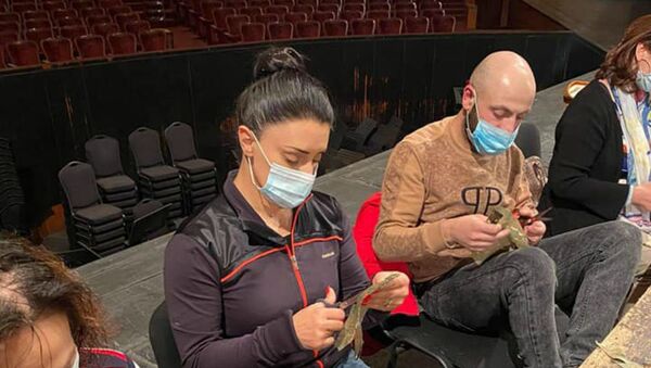 Чемпионка мира по тяжелой атлетике Назик Авдалян принимает участие в изготовлении маскировочных сетей для передовой (4 ноября 2020). Еревaн - Sputnik Արմենիա