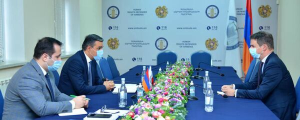 Встреча омбудсмена Армении Армана Татояна с чрезвычайным и Полномочным Послом Франции в Армении Джонатаном Лакоттом (4 ноября 2020). Еревaн - Sputnik Армения