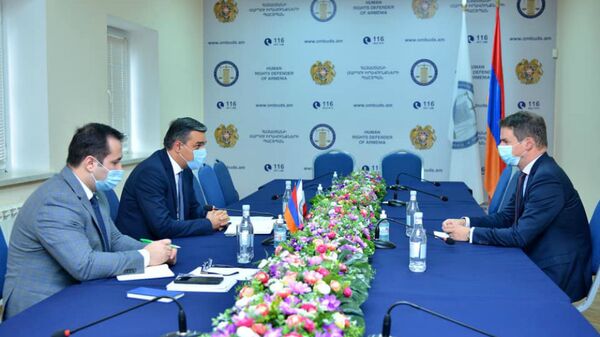 Встреча омбудсмена Армении Армана Татояна с чрезвычайным и Полномочным Послом Франции в Армении Джонатаном Лакоттом (4 ноября 2020). Еревaн - Sputnik Армения