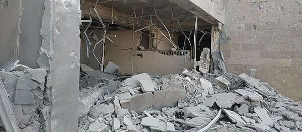 Последствия обстрела здания роддома в Степанакерте (28 октября 2020). Карабах - Sputnik Армения