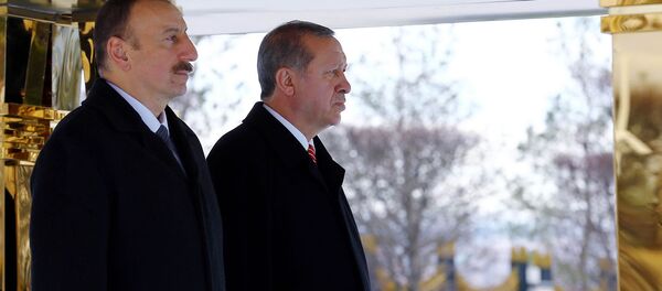 Президент Азербайджана Ильхам Алиев (слева) рядом с президентом Турции Реджепом Тайипом Эрдоганом во время официальной церемонии встречи в Президентском комплексе (15 марта 2016). Анкара - Sputnik Արմենիա