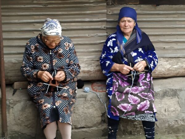 Սահմանից սահման․ Մովսես գյուղի տատիկները գուլպաներ են գործում զինվորների համար Սահմանից սահման․ Մովսես գյուղի տատիկները գուլպաներ են գործում զինվորների համար - Sputnik Արմենիա