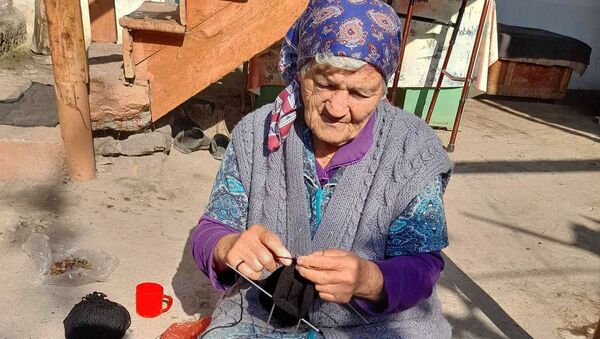 Бабушки из приграничного села Мовсес Тавушской области вяжут носки для солдат на передовой - Sputnik Արմենիա