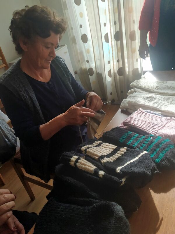 Սահմանից սահման․ Մովսես գյուղի տատիկները գուլպաներ են գործում զինվորների համար Սահմանից սահման․ Մովսես գյուղի տատիկները գուլպաներ են գործում զինվորների համար - Sputnik Արմենիա