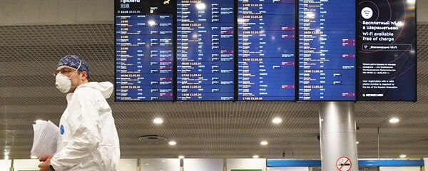 Табло в зале ожидания в аэропорту Шереметьево. Ситуация в России в связи с коронавирусом - Sputnik Армения