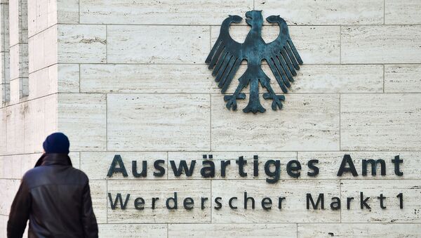 Мужчина проходит мимо логотипа на здании Министерства иностранных дел Германии (1 марта 2018). Берлин - Sputnik Արմենիա