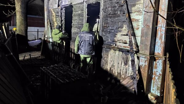 Сотрудники МЧС на месте пожара в одном из частных домов в городе Ельня (6 ноября 2020). Смоленская область - Sputnik Армения