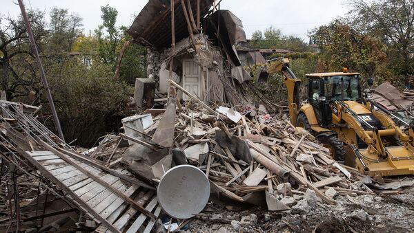 Спецтехника на разборке домов, разрушенных в результате обстрела Степанакерта (6 ноября 2020). Карабах - Sputnik Արմենիա