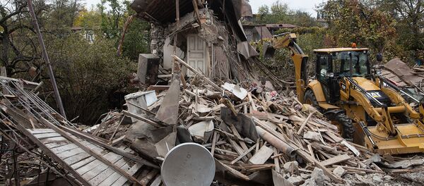 Спецтехника на разборке домов, разрушенных в результате обстрела Степанакерта (6 ноября 2020). Карабах - Sputnik Армения