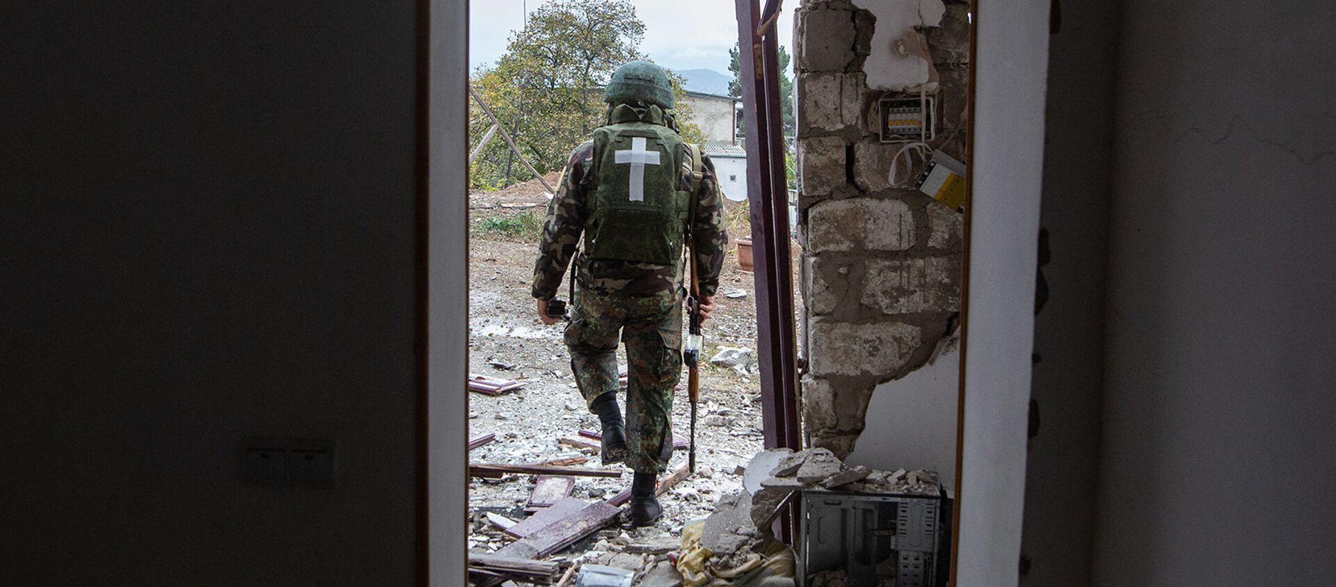 Военнослужащий возле дома, поврежденного в результате обстрела Степанакерта (6 ноября 2020). Карабах - Sputnik Армения, 1920, 13.07.2021