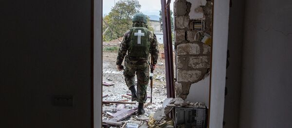Военнослужащий возле дома, поврежденного в результате обстрела Степанакерта (6 ноября 2020). Карабах Военнослужащий возле дома, поврежденного в результате обстрела Степанакерта (6 ноября 2020). Карабах - Sputnik Արմենիա