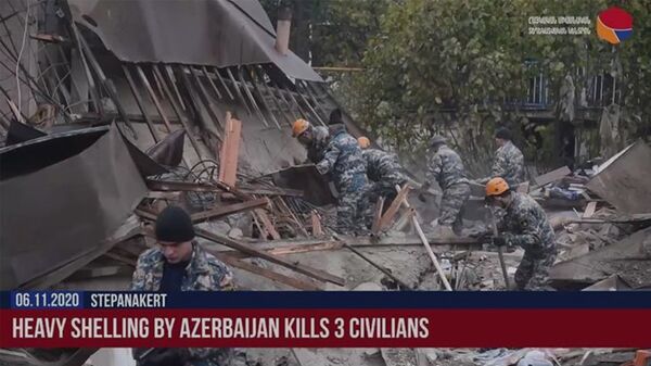 Снаряд попал в жилой дом в Степанакерте: спасатели извлекли из-под завалов тела погибших - Sputnik Армения