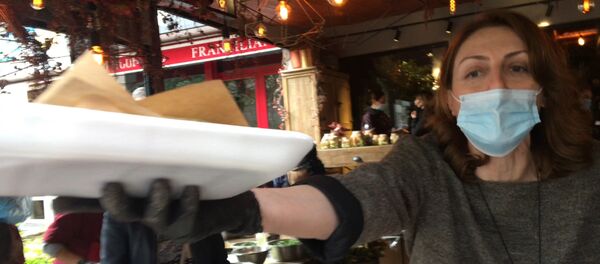 Российская писательница Нарине Абгарян помогает карабахским женщинам печь женгялов хац - Sputnik Армения