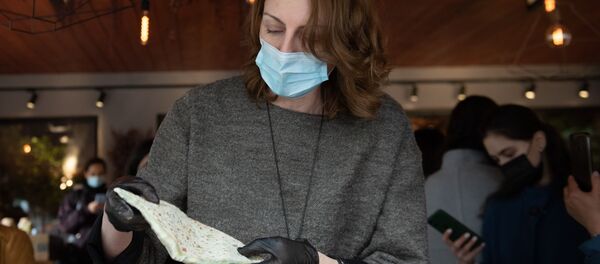 Нарине Абгарян помогает прибывшим из Карабаха женщинам продавать женгялов хац на улице Московян (6 ноября 2020). Еревaн Нарине Абгарян помогает прибывшим из Карабаха женщинам продавать женгялов хац на улице Московян (6 ноября 2020). Еревaн - Sputnik Արմենիա