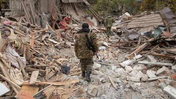 Обстрелянный дом в Степанакерте, в котором погибли трое мирных граждан - Sputnik Արմենիա