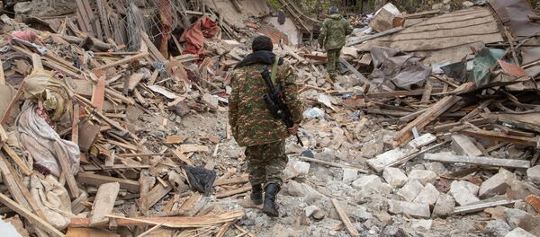 Обстрелянный дом в Степанакерте, в котором погибли трое мирных граждан - Sputnik Армения