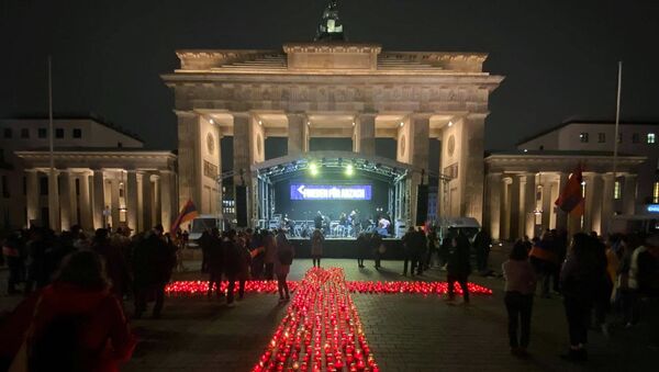 Акция Мир Арцаху перед Бранденбургскими воротами (6 ноября 2020). Берлин - Sputnik Армения