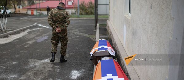 Гробы с телами двух погибших в Степанакерте братьев Гробы с телами двух погибших в Степанакерте братьев - Sputnik Արմենիա