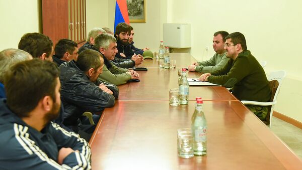 Президент Карабаха Араик Арутюнян встретился с представителями отряда добровольцев, прибывших из Абхазии (7 ноября 2020). Карабах - Sputnik Արմենիա