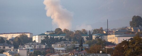 Дым от попадания снаряда в пригороде Степанакерта (29 октября 2020). Карабах - Sputnik Армения