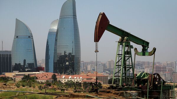 Нефтяной насос на фоне небоскребов Пламенные башни в Баку - Sputnik Արմենիա