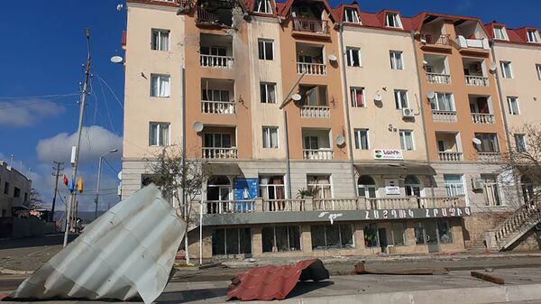 Ավերված տներ, այրված ավտոմեքենաներ. ինչ տեսարան է բացվել լուսաբացին Ստեփանակերտում Ավերված տներ, այրված ավտոմեքենաներ. ինչ տեսարան է բացվել լուսաբացին Ստեփանակերտում - Sputnik Արմենիա