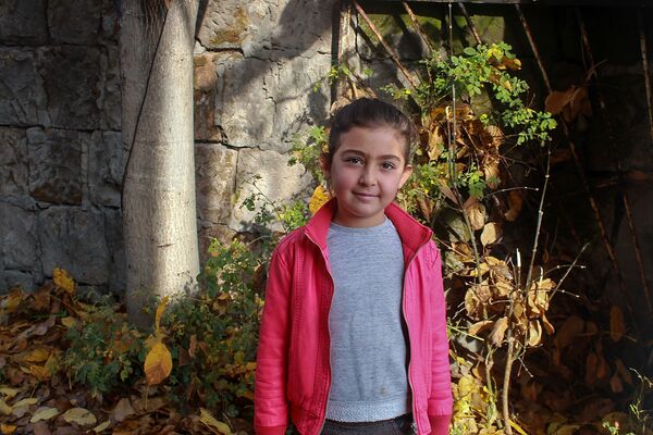 Անի՝ 7 տարեկան, Քաշաթաղի Իշխանաձոր գյուղից է։ Երազում է խաղաղության մասին, ուզում է երգչուհի դառնա։ - Sputnik Արմենիա