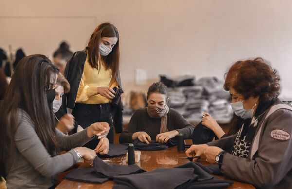 Թատրոնի պահին` դերասան, ազատ ժամին` դերձակ. Գյումրիում տաք գլխարկ են կարում զինվորի համար Թատրոնի պահին` դերասան, ազատ ժամին` դերձակ. Գյումրիում տաք գլխարկ են կարում զինվորի համար - Sputnik Արմենիա