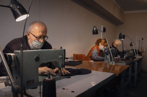 На спектакле актер, а потом – портной: гюмрийцы шьют для солдат теплые шапки На спектакле актер, а потом – портной: гюмрийцы шьют для солдат теплые шапки - Sputnik Армения