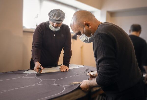 Թատրոնի պահին` դերասան, ազատ ժամին` դերձակ. Գյումրիում տաք գլխարկ են կարում զինվորի համար Թատրոնի պահին` դերասան, ազատ ժամին` դերձակ. Գյումրիում տաք գլխարկ են կարում զինվորի համար - Sputnik Արմենիա