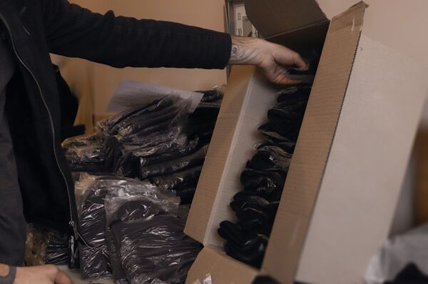 Թատրոնի պահին` դերասան, ազատ ժամին` դերձակ. Գյումրիում տաք գլխարկ են կարում զինվորի համար Թատրոնի պահին` դերասան, ազատ ժամին` դերձակ. Գյումրիում տաք գլխարկ են կարում զինվորի համար - Sputnik Արմենիա