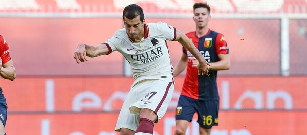 Полузащитник Ромы Генрих Мхитарян во время футбольного матча итальянской Серии А между командами Дженоа и Рома (8 ноября 2020). Генуя - Sputnik Արմենիա