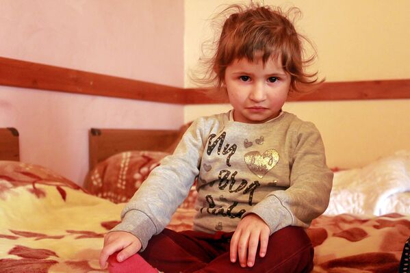 Կարոլինա՝ 4 տարեկան, Կոճղուտից է։ Կարոտել է հայրիկին, երազում է վերադառնալ Արցախ։ - Sputnik Արմենիա